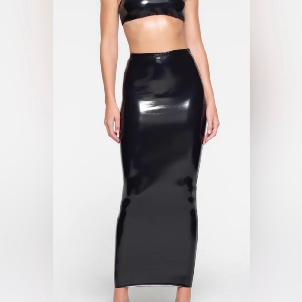 NWT skims stretch vinyl skirt small in onyx